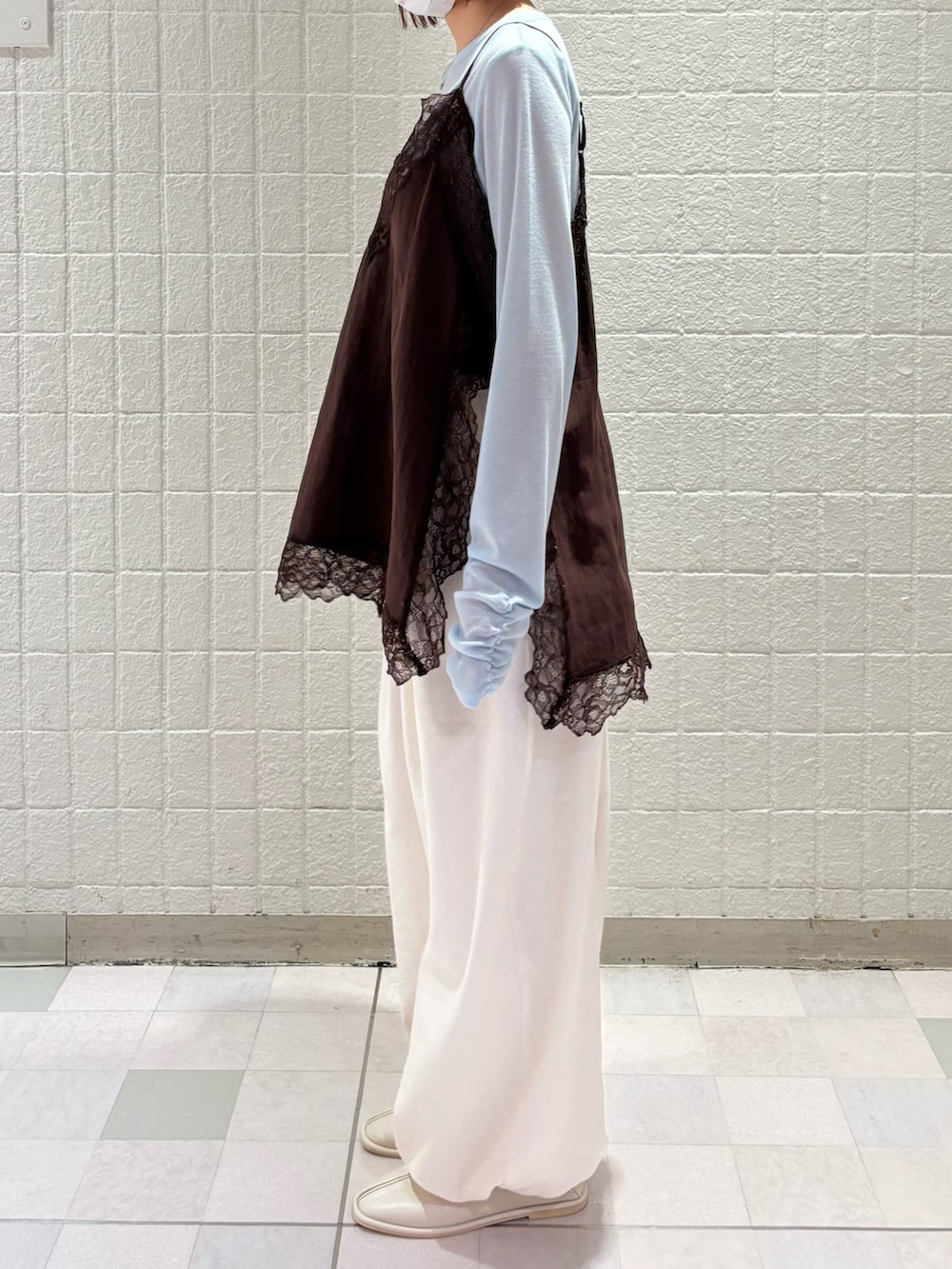 グレー系のTシャツ/カットソー、ホワイト系のその他パンツ、ブラウン系のキャミソールを着用したレディースの冬コーディネートの2枚目の写真