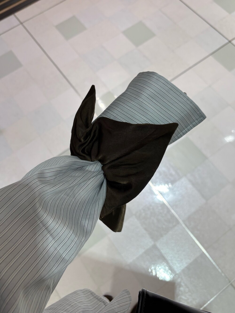 グレー系のシャツ/ブラウス、ブラック系のボストンバッグ、ベージュ系のその他パンツを着用したレディースの冬コーディネートの4枚目の写真