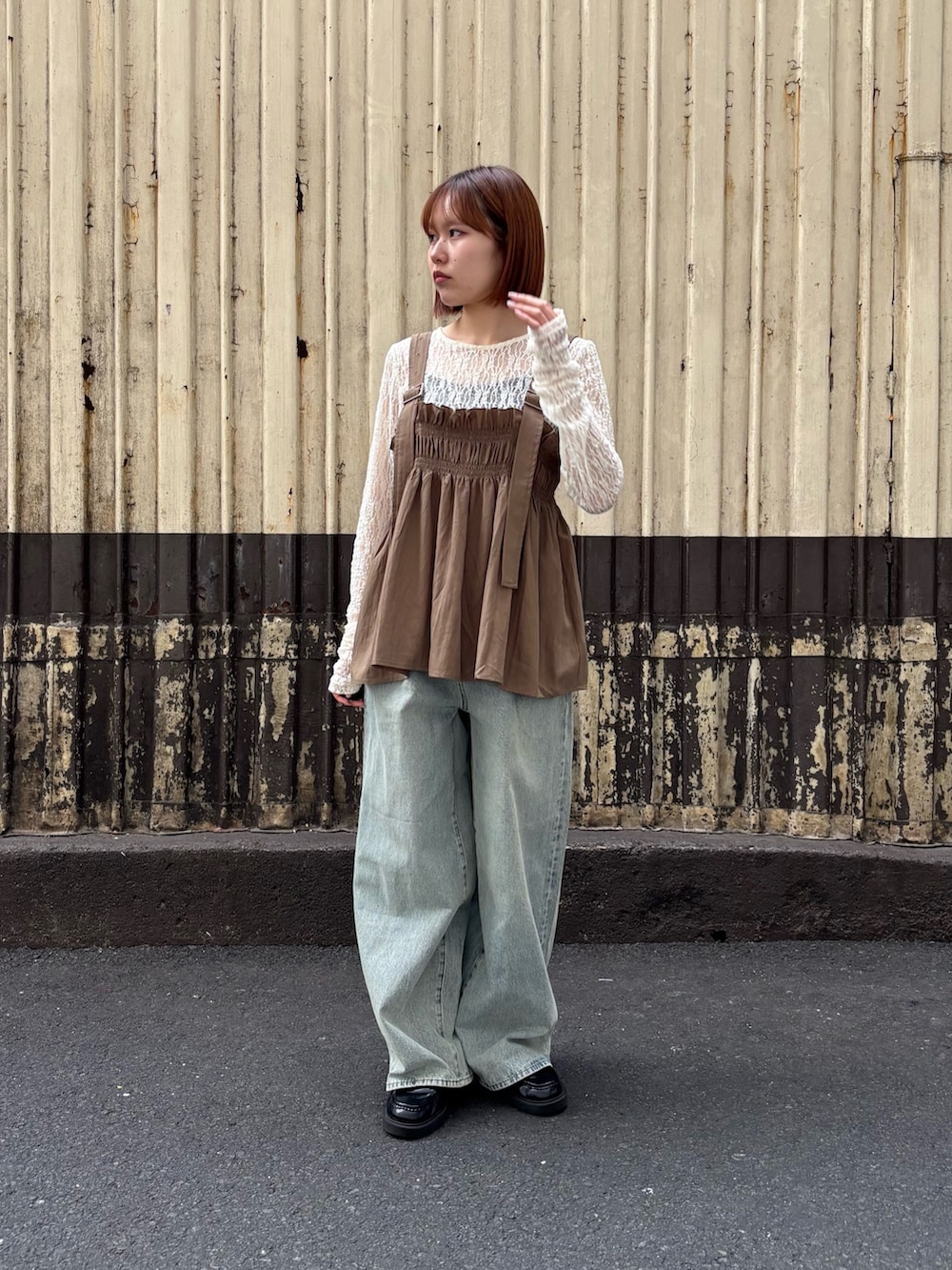 ホワイト系のTシャツ/カットソー、グリーン系のその他トップス、ブルー系のデニムパンツを着用したレディースの春コーディネートの4枚目の写真