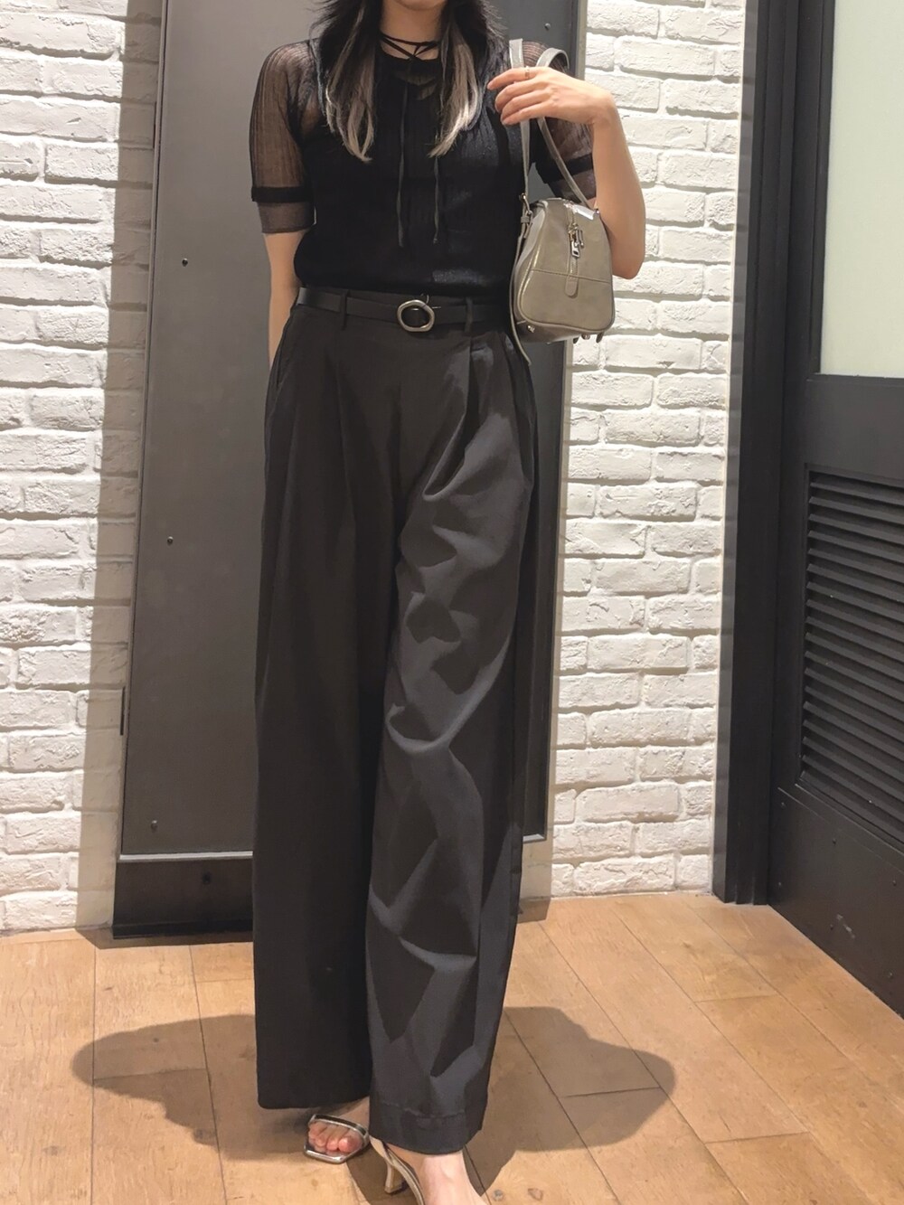 ブラック系のTシャツ/カットソー、ブラック系のその他パンツ、グレー系のボストンバッグを着用したレディースの夏コーディネートの5枚目の写真