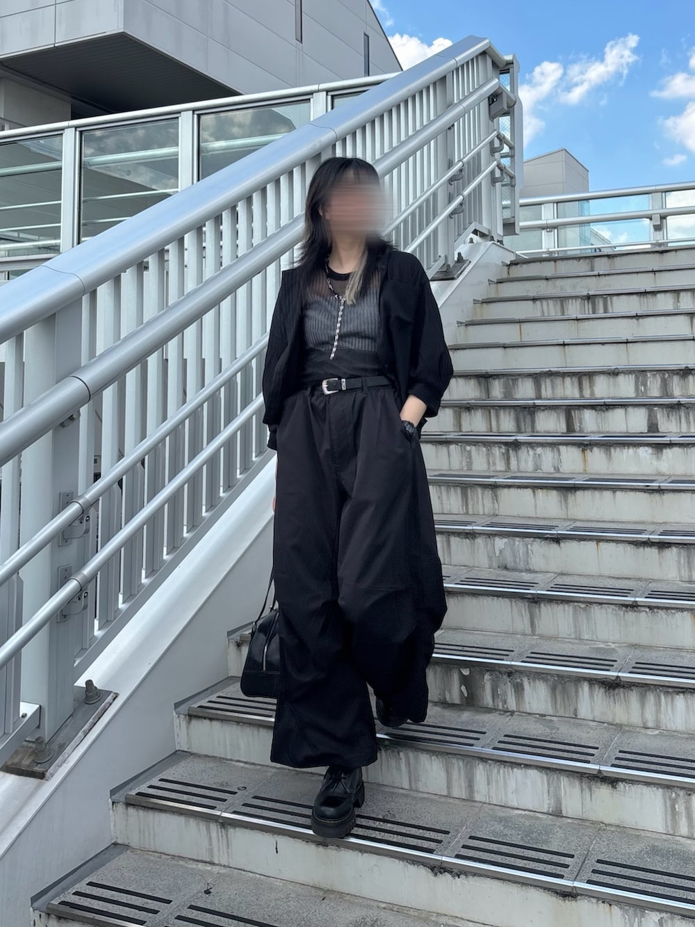ブラック系のシャツ/ブラウス、ブラック系のTシャツ/カットソー、グレー系のキャミソールを着用したレディースの夏コーディネートの5枚目の写真