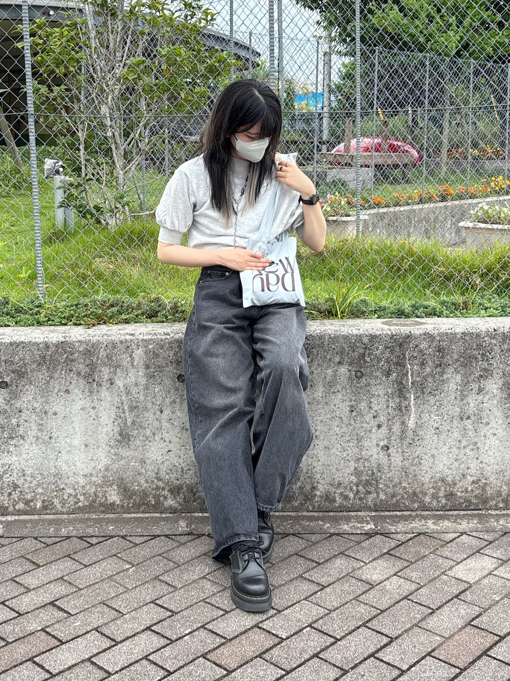 「デニム、ワイドデニム、黒デニム、オフショル、オフショルダー、ワンショルダー、スウェット、スウェットコーデ、高身長女子、骨格ストレート、ユニセックス、メンズアイテム、モノトーン」｜「COLONY 2139の5分袖オフショルスウェットプルオーバー（スウェット、グレー系）」を使った、minneyu0さん（レディース・168cm）の夏コーディネートの3枚目の写真