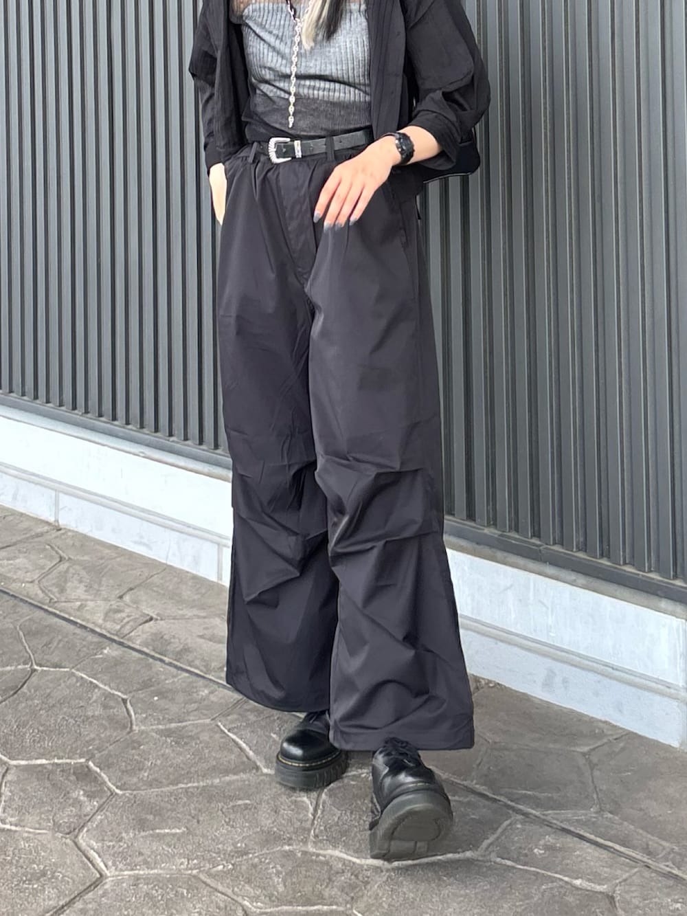 ブラック系のシャツ/ブラウス、ブラック系のTシャツ/カットソー、グレー系のキャミソールを着用したレディースの夏コーディネートの3枚目の写真