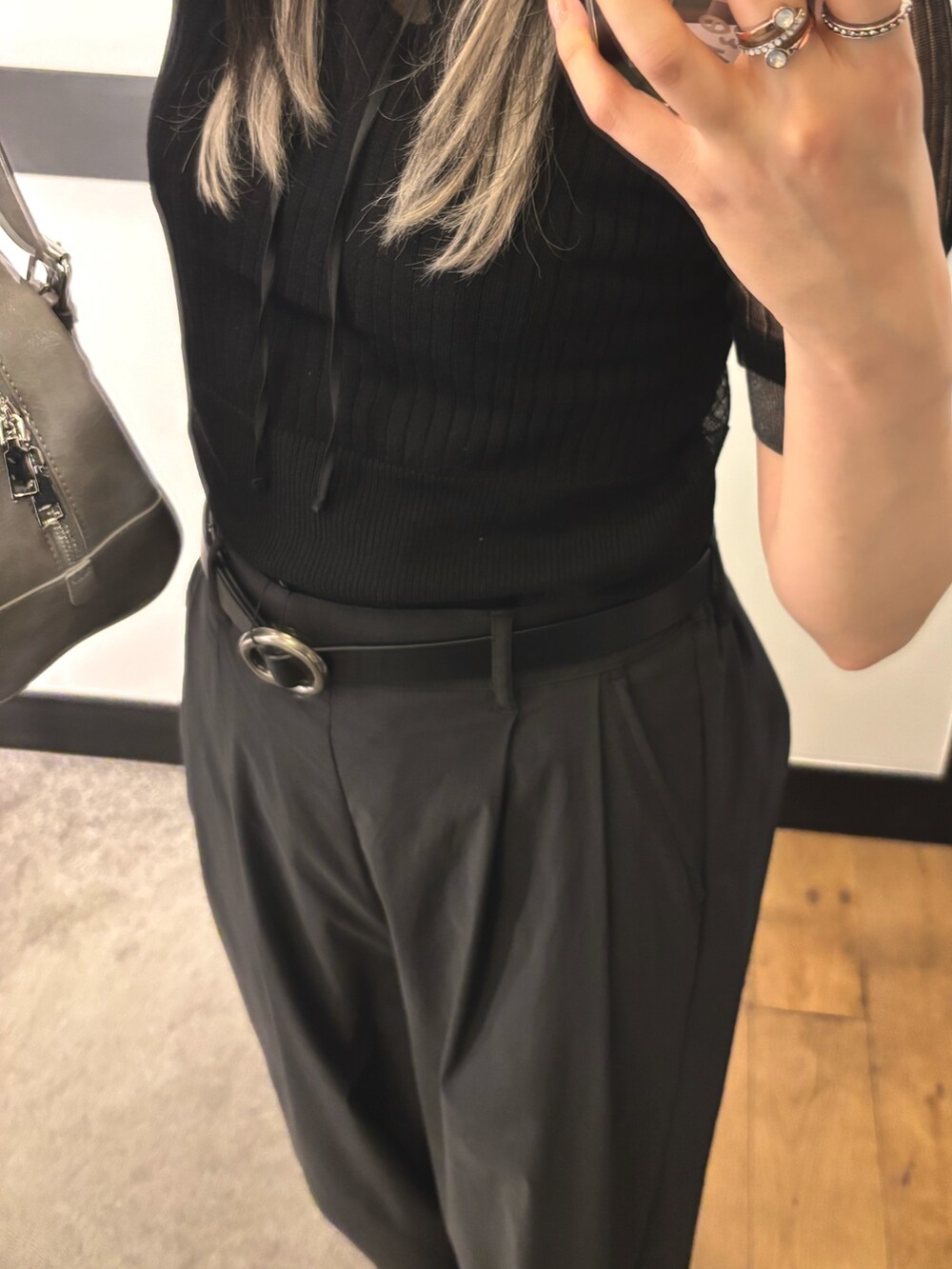 ブラック系のTシャツ/カットソー、ブラック系のその他パンツ、グレー系のボストンバッグを着用したレディースの夏コーディネートの4枚目の写真