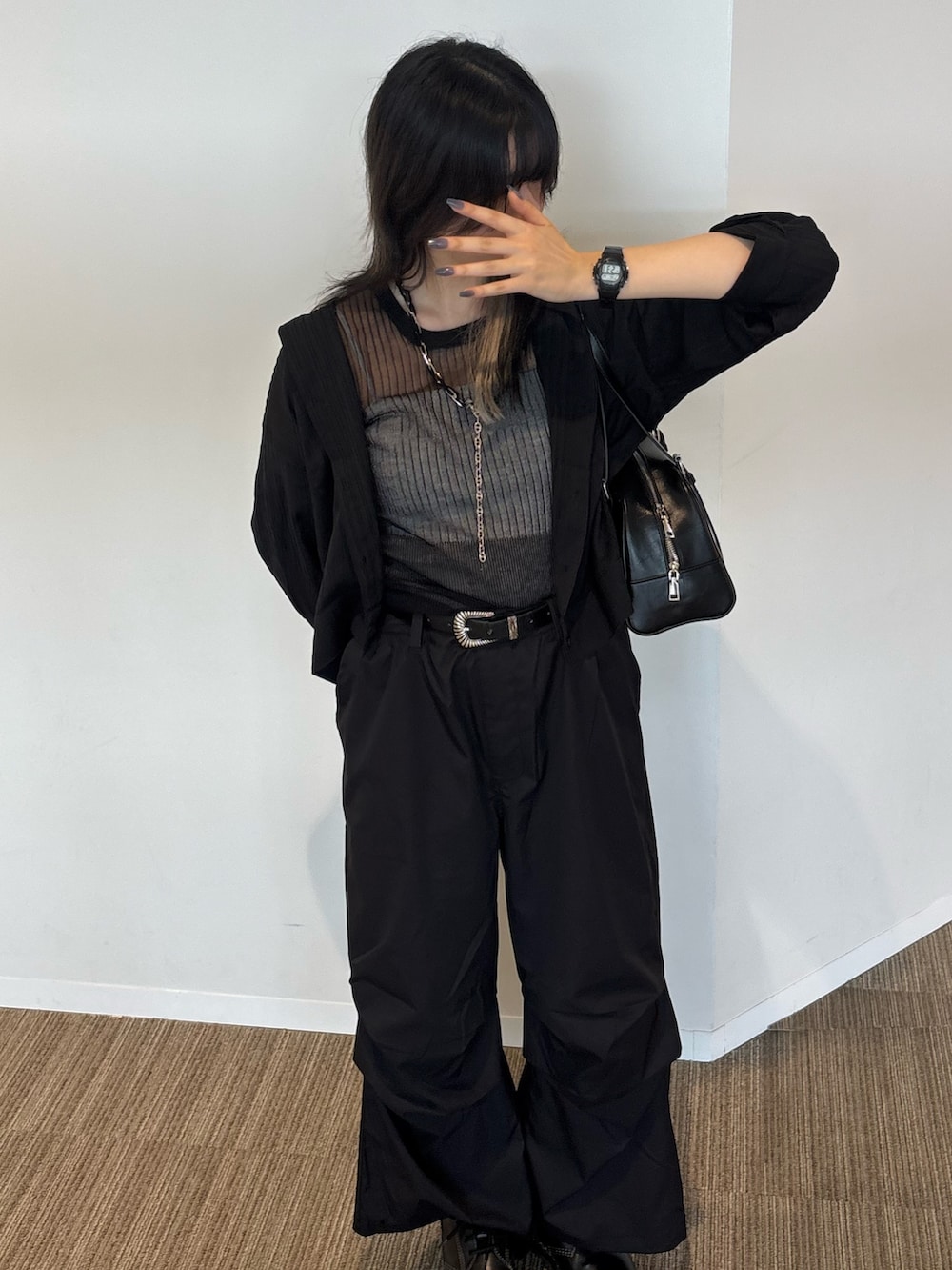 ブラック系のシャツ/ブラウス、ブラック系のTシャツ/カットソー、グレー系のキャミソールを着用したレディースの夏コーディネートの2枚目の写真