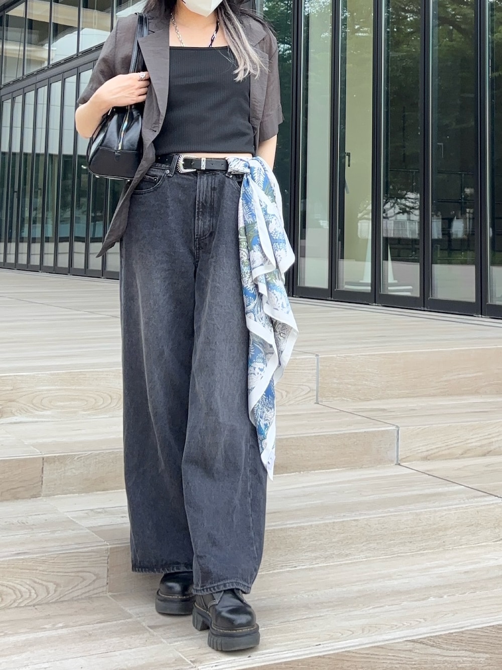 ブラウン系のシャツ/ブラウス、ブラック系のキャミソール、ブラック系のデニムパンツを着用したレディースの夏コーディネートの4枚目の写真