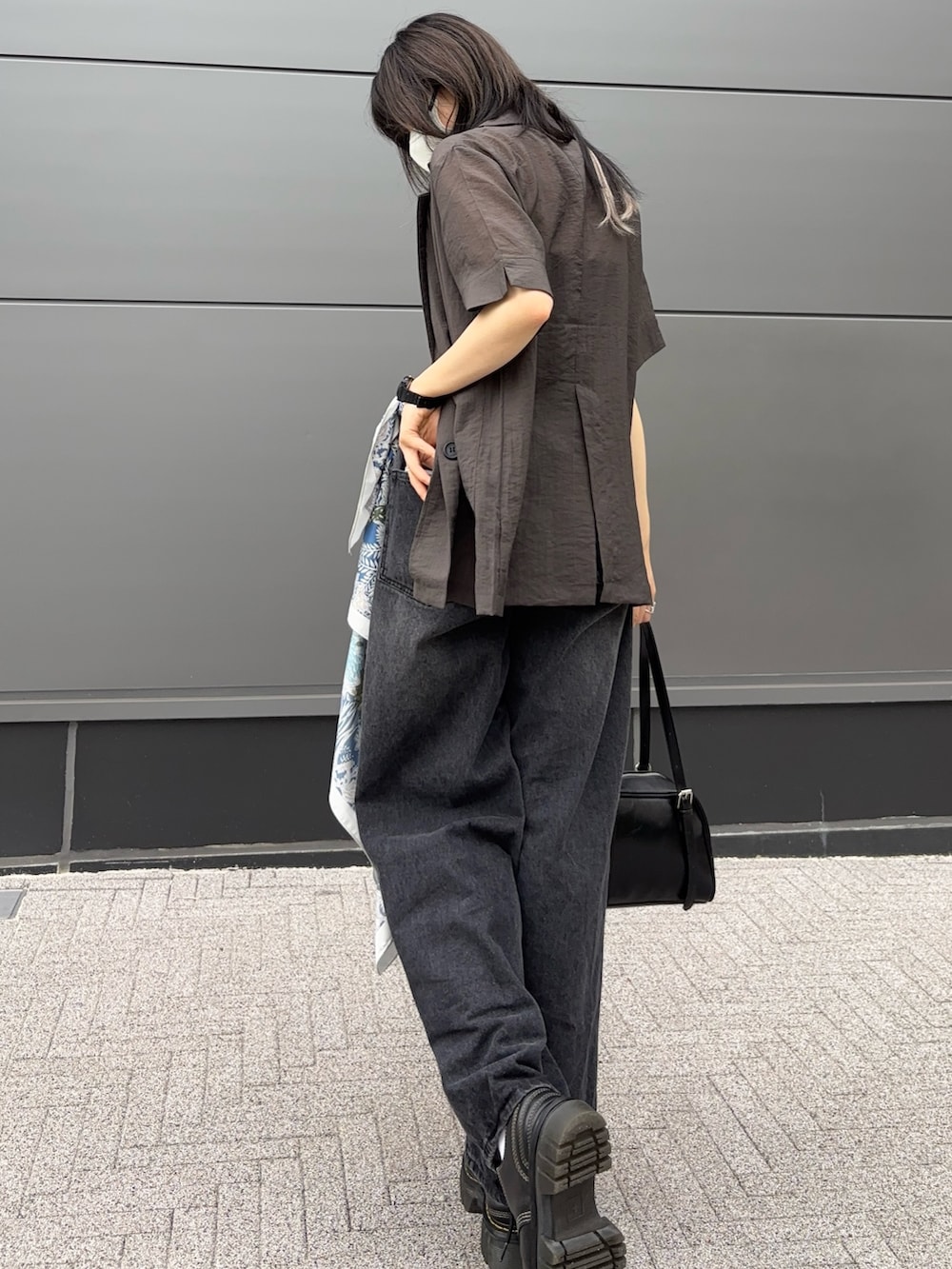 ブラウン系のシャツ/ブラウス、ブラック系のキャミソール、ブラック系のデニムパンツを着用したレディースの夏コーディネートの3枚目の写真