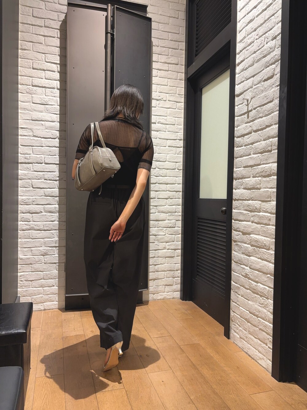 ブラック系のTシャツ/カットソー、ブラック系のその他パンツ、グレー系のボストンバッグを着用したレディースの夏コーディネートの3枚目の写真