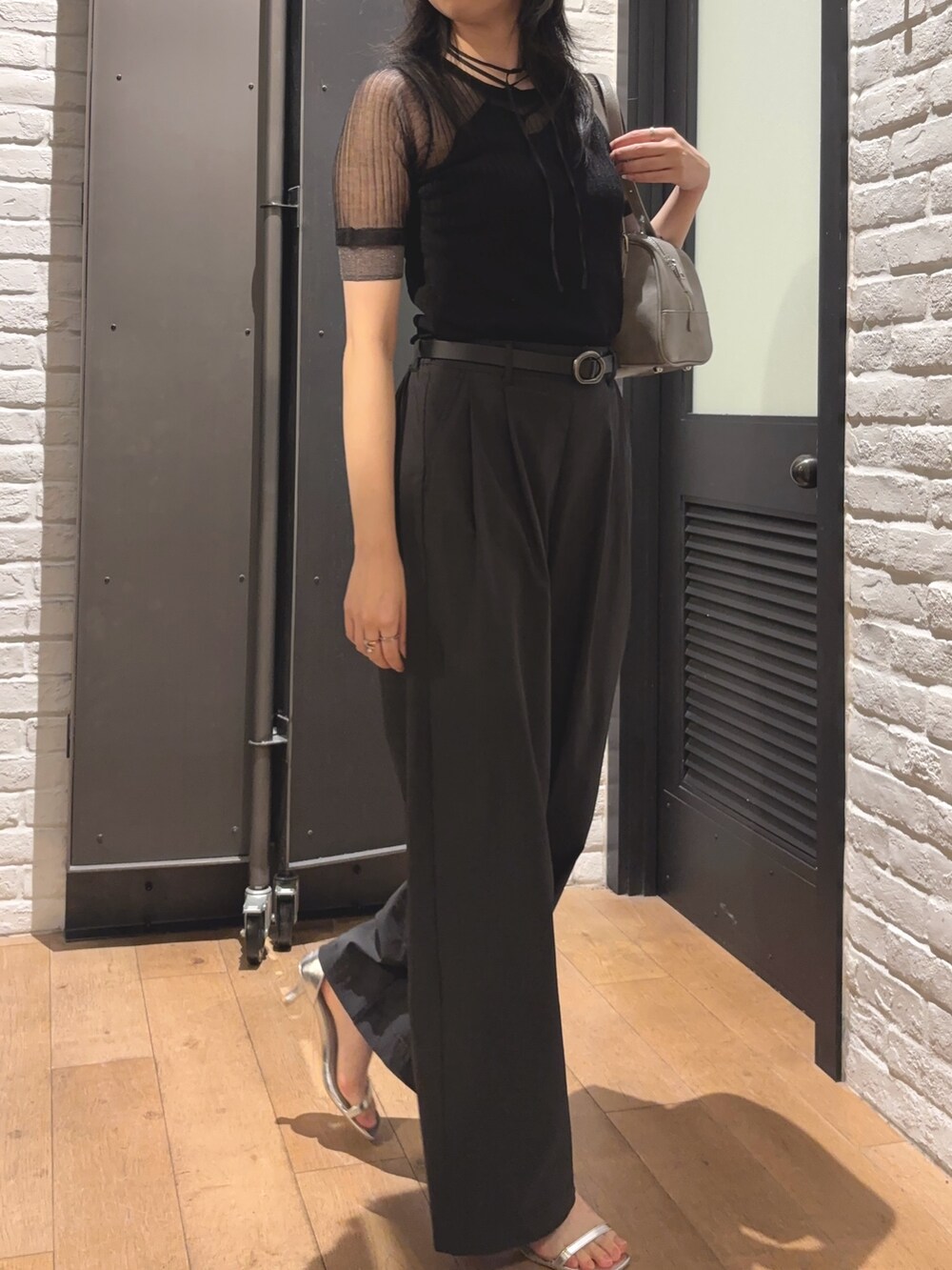 ブラック系のTシャツ/カットソー、ブラック系のその他パンツ、グレー系のボストンバッグを着用したレディースの夏コーディネートの2枚目の写真