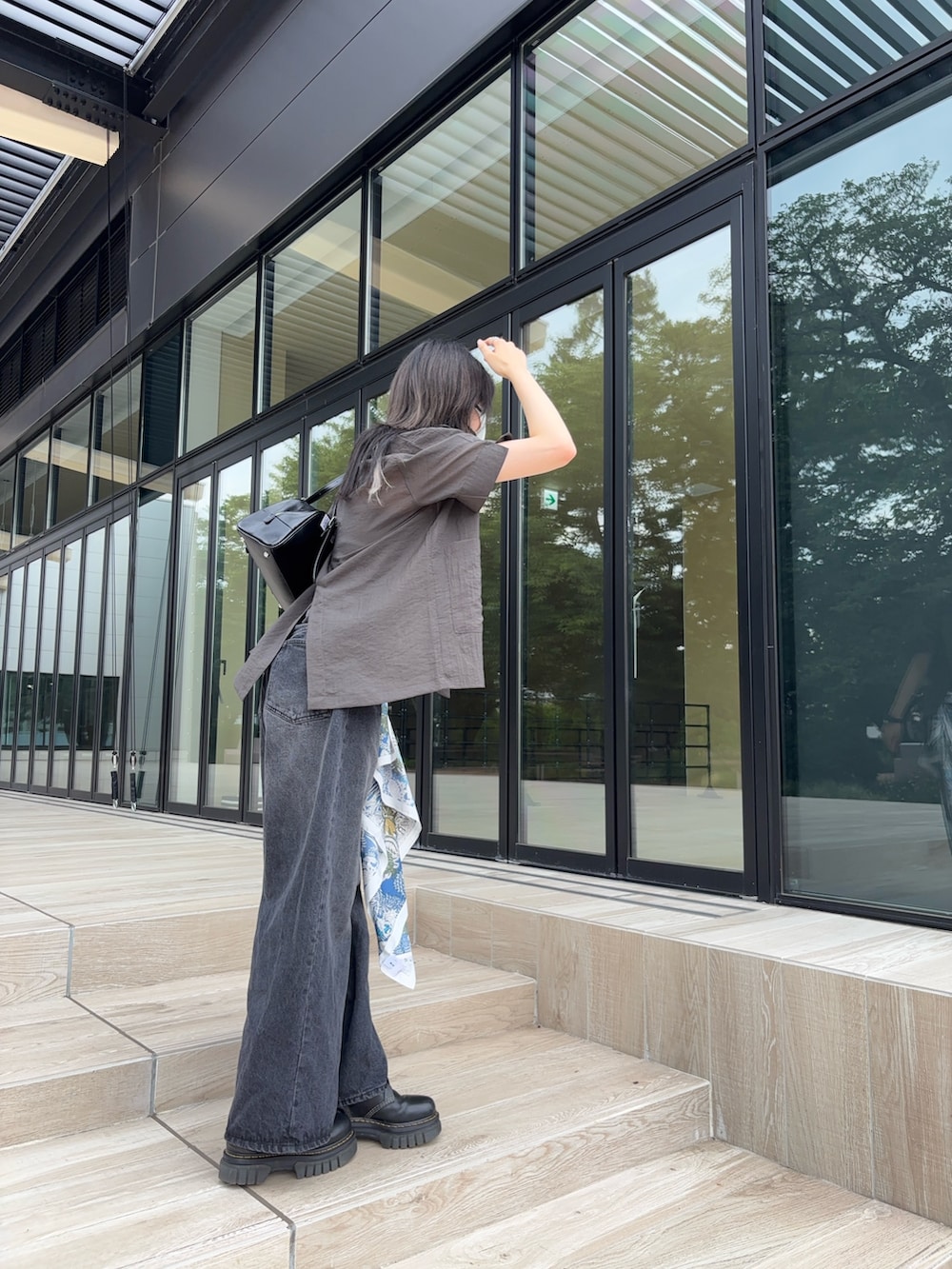 ブラウン系のシャツ/ブラウス、ブラック系のキャミソール、ブラック系のデニムパンツを着用したレディースの夏コーディネートの2枚目の写真