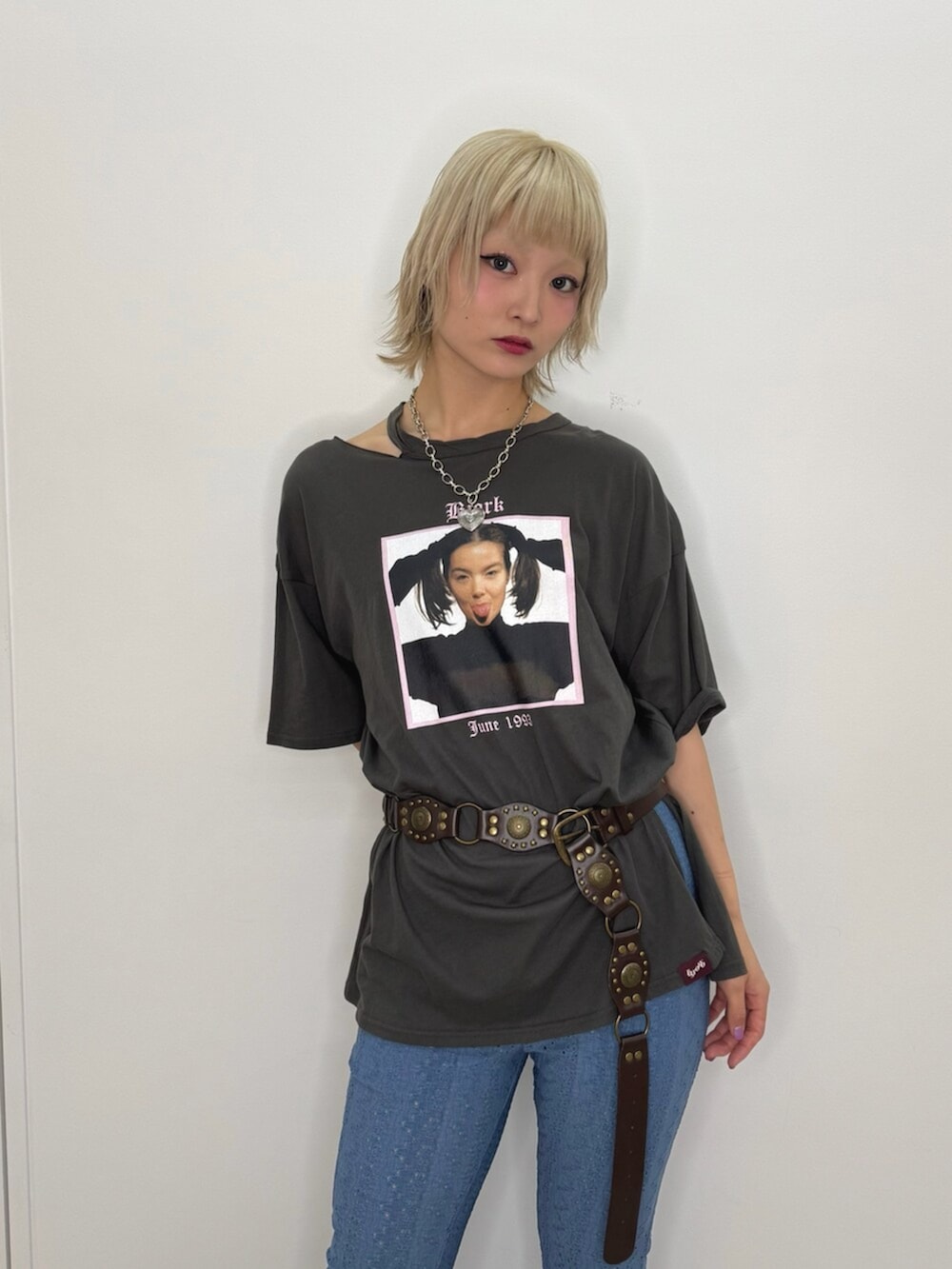 ブラック系のローファー、ブラック系のTシャツ/カットソー、ブルー系のその他パンツを着用したレディースの春コーディネートの5枚目の写真