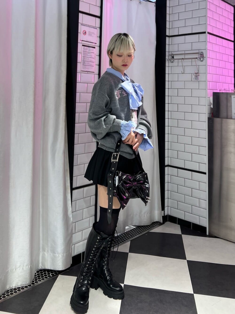 ブラック系のブーツ、ブルー系のシャツ/ブラウス、グレー系のニット/セーターを着用したレディースの秋コーディネートの2枚目の写真