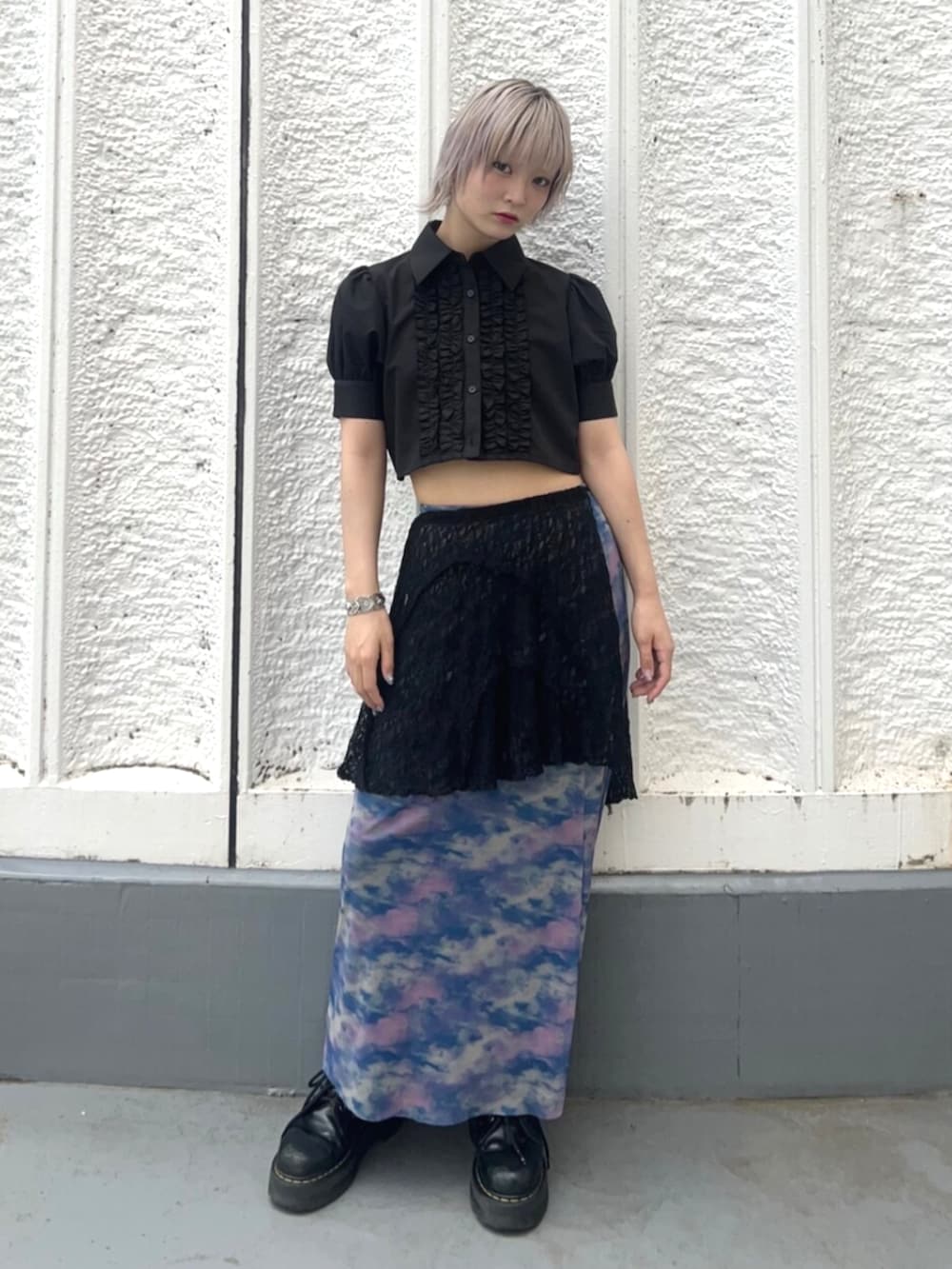 ブラック系のその他パンツ、ブラック系のシャツ/ブラウス、ブルー系のスカートを着用したレディースの夏コーディネートの2枚目の写真