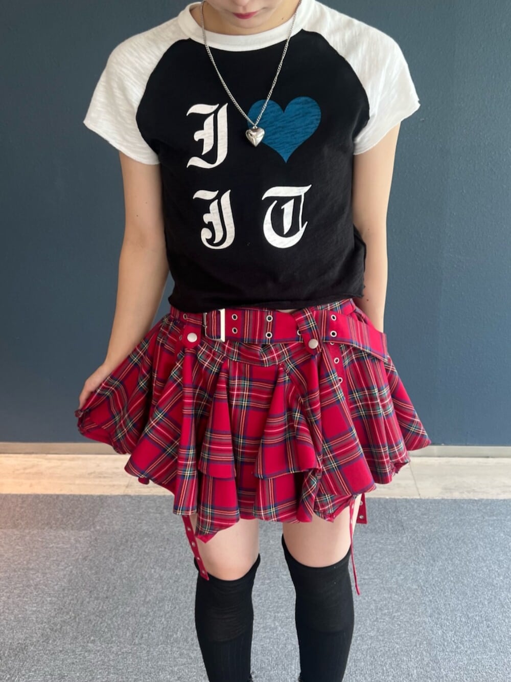 ブラック系のTシャツ/カットソー、レッド系のスカート、シルバー系のネックレスを着用したレディースの夏コーディネートの5枚目の写真