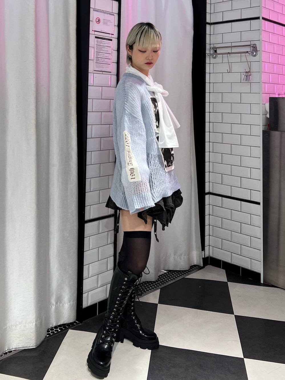 ホワイト系のシャツ/ブラウス、ブルー系のニット/セーター、ブラック系のデニムスカートを着用したレディースの秋コーディネートの2枚目の写真