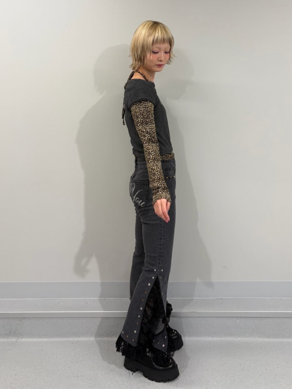 ブラック系のローファー、ブラック系のデニムパンツ、ブラック系のTシャツ/カットソーを着用したレディースの冬コーディネートの2枚目の写真