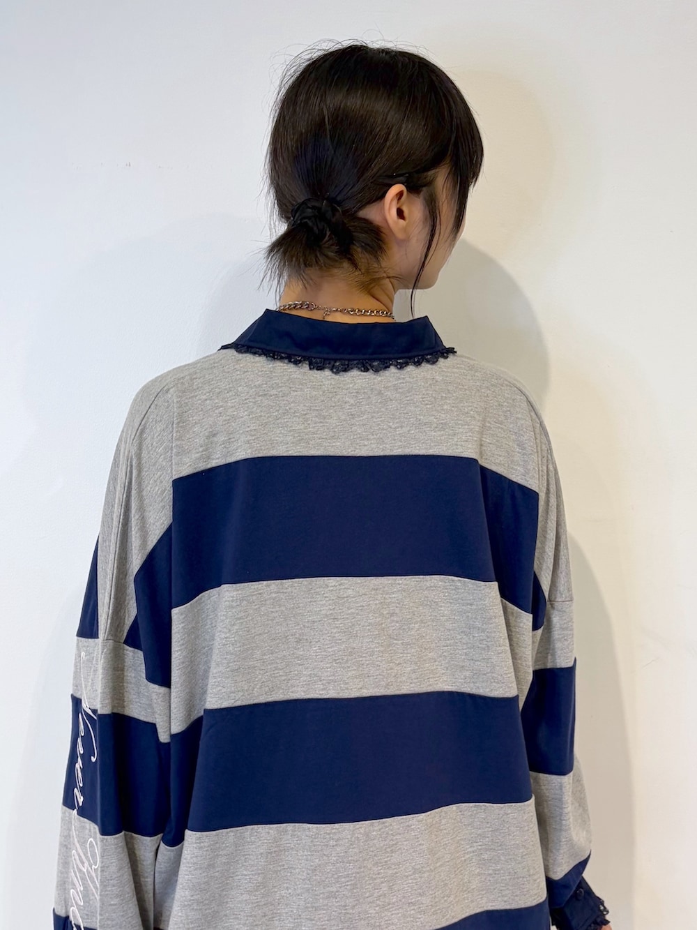 グレー系のTシャツ/カットソー、ブラック系のスカート、ブラック系のブーツを着用したレディースの夏コーディネートの5枚目の写真