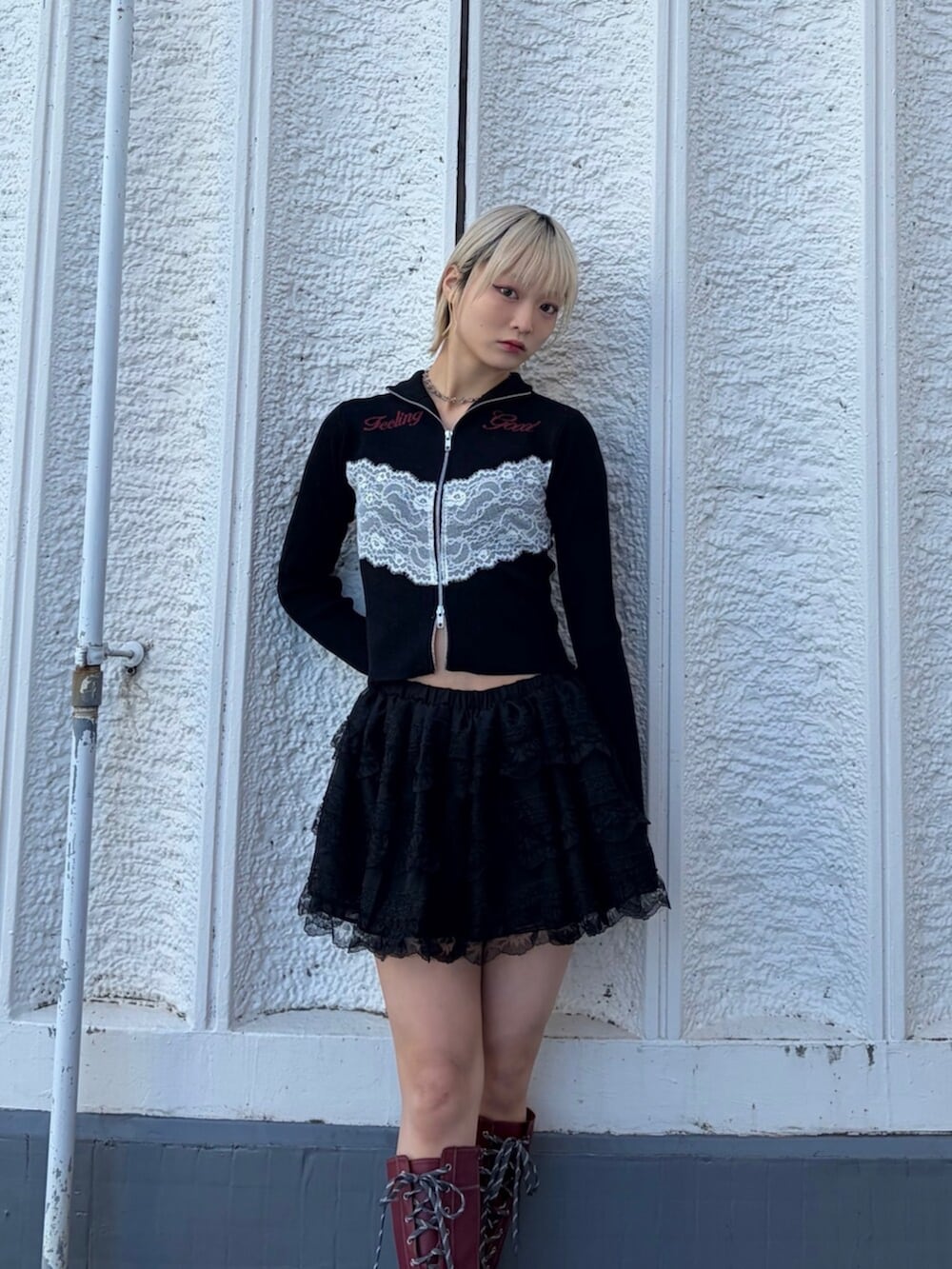 ブラウン系のブルゾン、ブラック系のニット/セーター、ブラック系のその他パンツを着用したレディースの冬コーディネートの4枚目の写真