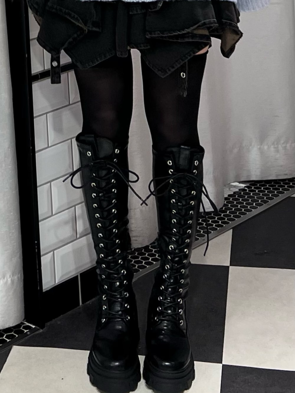 ホワイト系のシャツ/ブラウス、ブルー系のニット/セーター、ブラック系のデニムスカートを着用したレディースの秋コーディネートの4枚目の写真