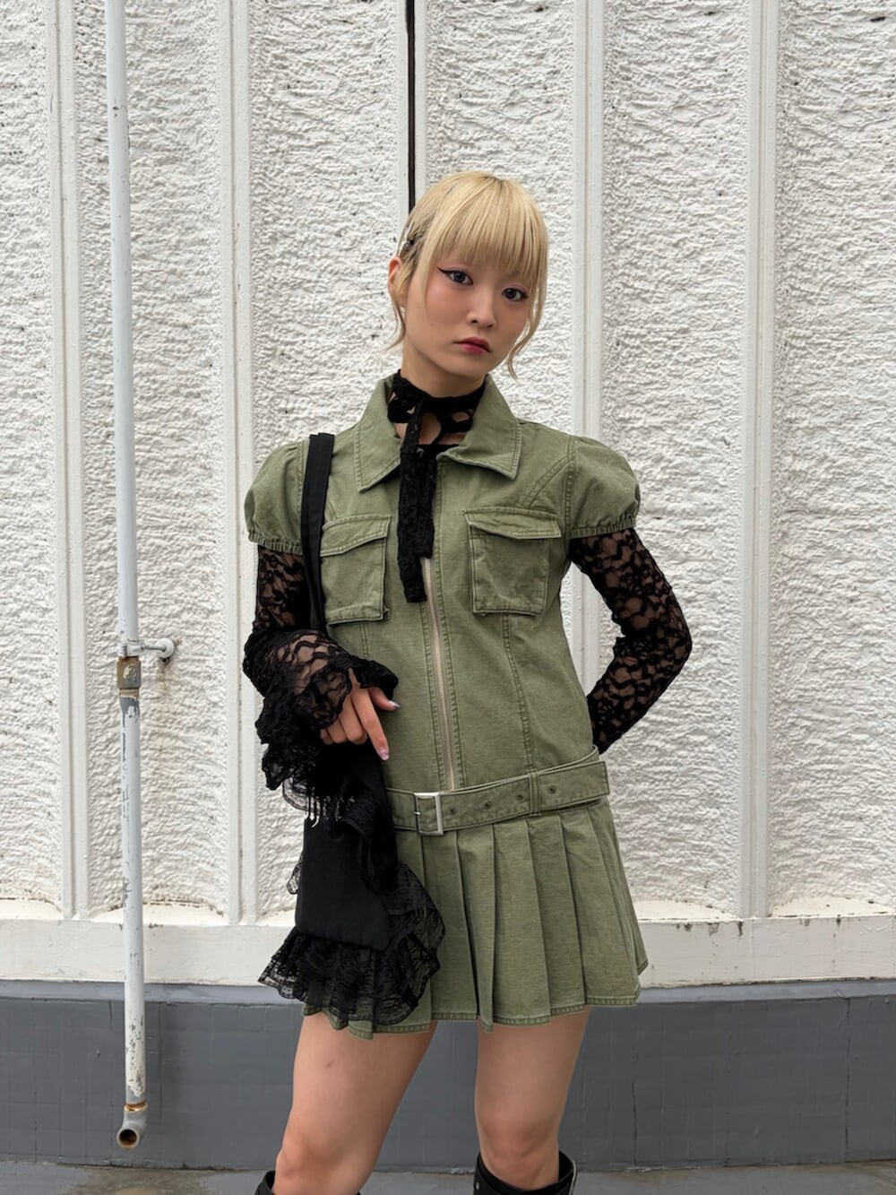 ブラック系のTシャツ/カットソー、ブラック系のブーツ、グリーン系のワンピースを着用したレディースの春コーディネートの7枚目の写真