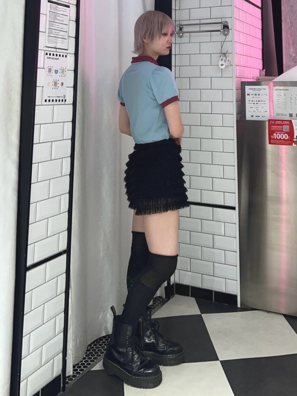 ブラック系のその他パンツ、ブルー系のポロシャツを着用したレディースの春コーディネートの2枚目の写真