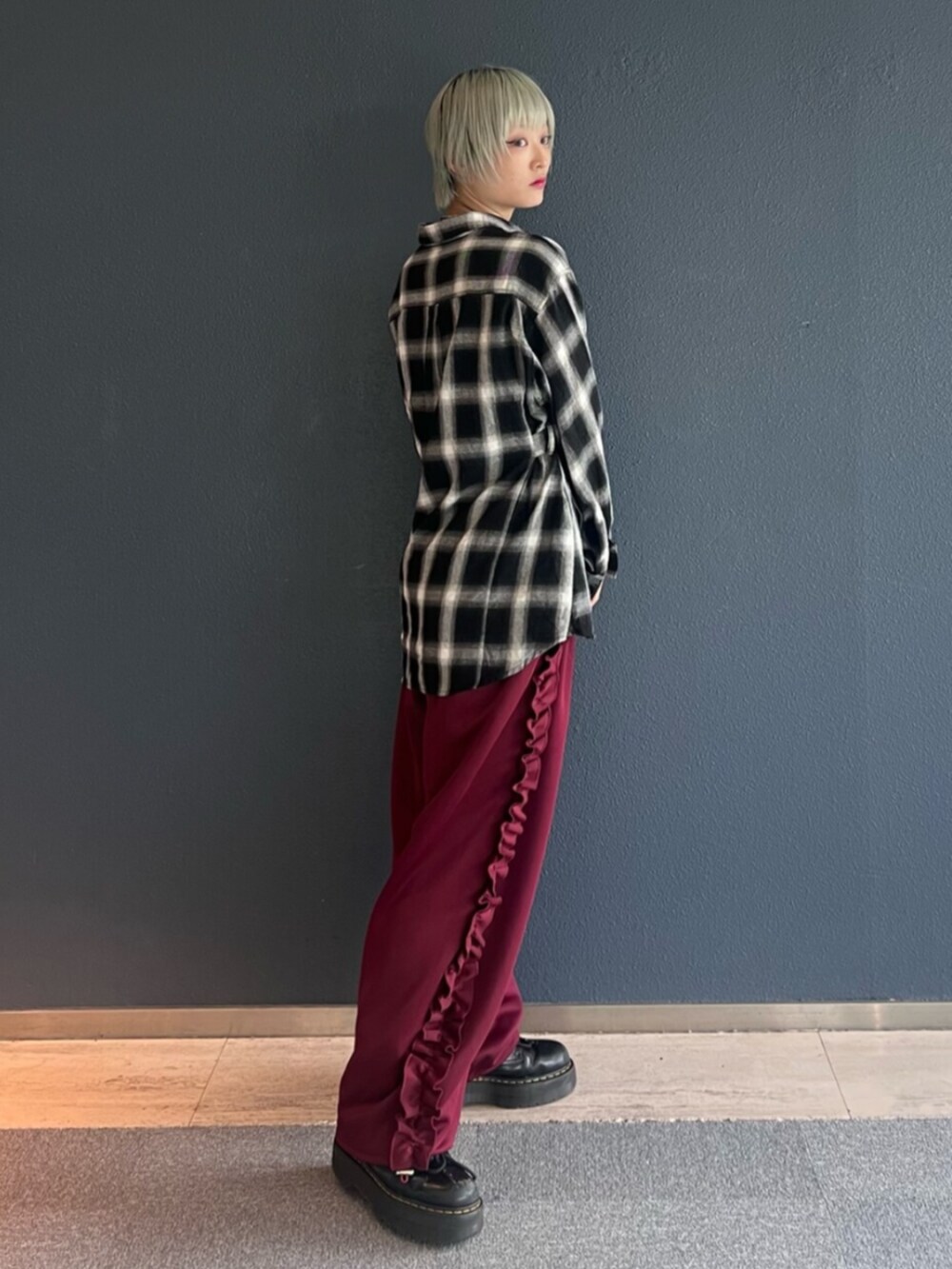 ブラック系のシャツ/ブラウス、レッド系のその他パンツを着用したレディースの秋コーディネートの2枚目の写真