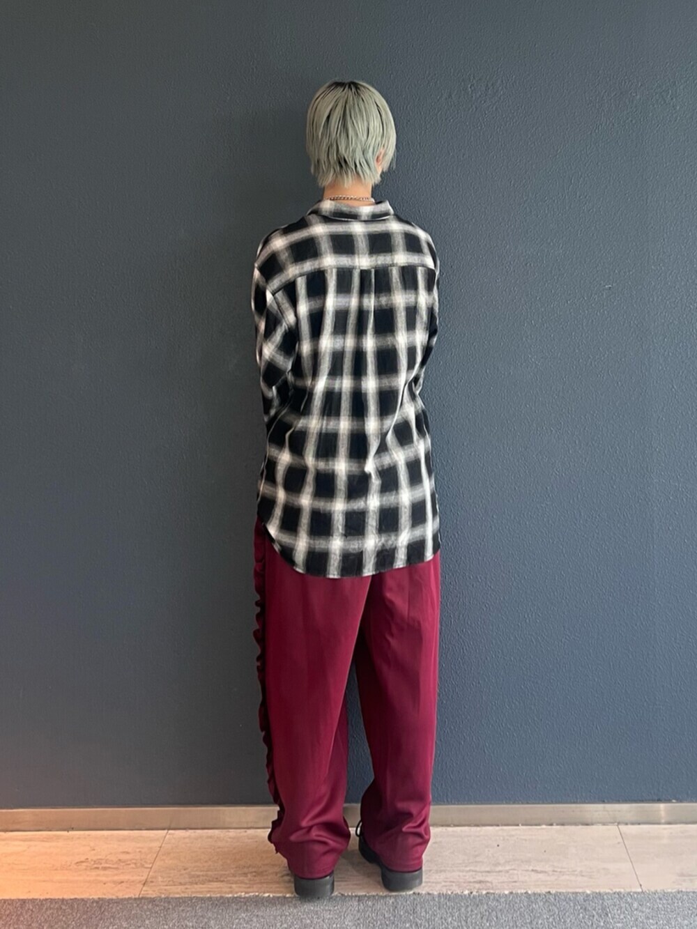 ブラック系のシャツ/ブラウス、レッド系のその他パンツを着用したレディースの秋コーディネートの3枚目の写真