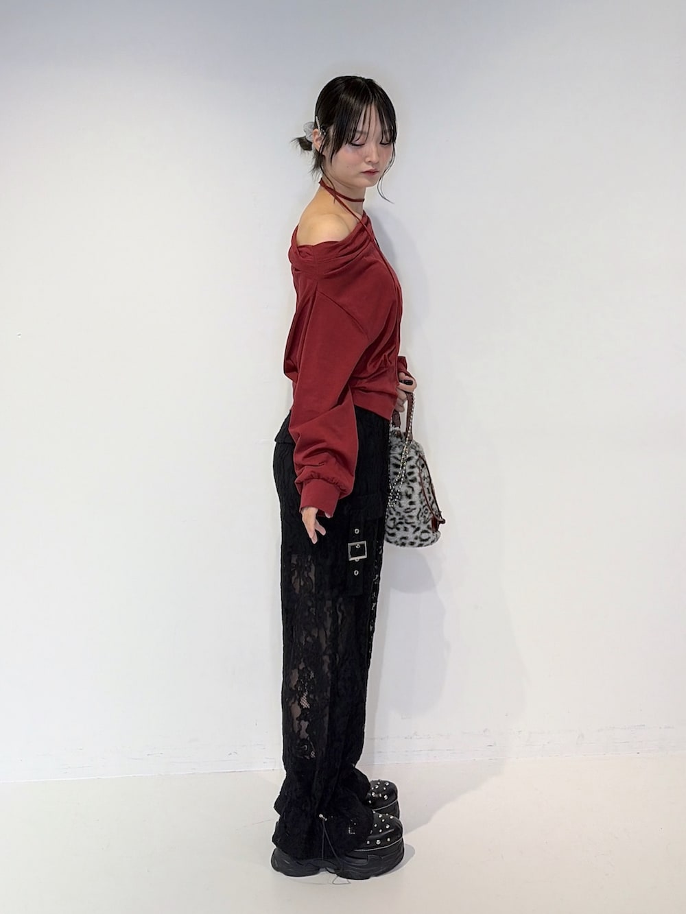レッド系のTシャツ/カットソー、ブラック系のその他パンツ、グレー系のハンドバッグを着用したレディースの夏コーディネートの2枚目の写真