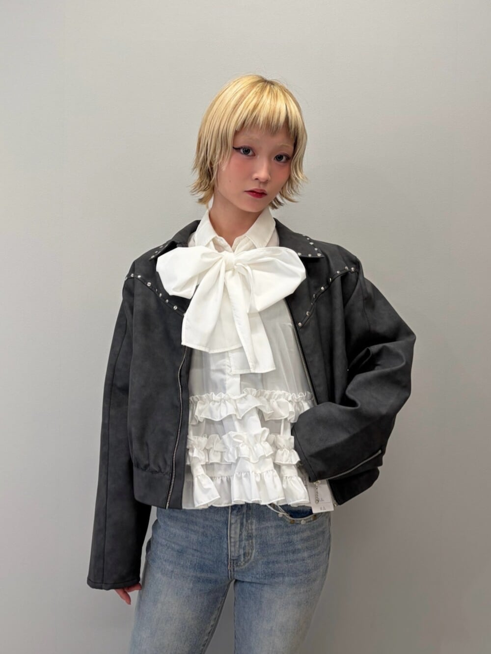 ブラック系のブルゾン、ブラック系のローファー、ブルー系のデニムパンツを着用したレディースの冬コーディネートの5枚目の写真