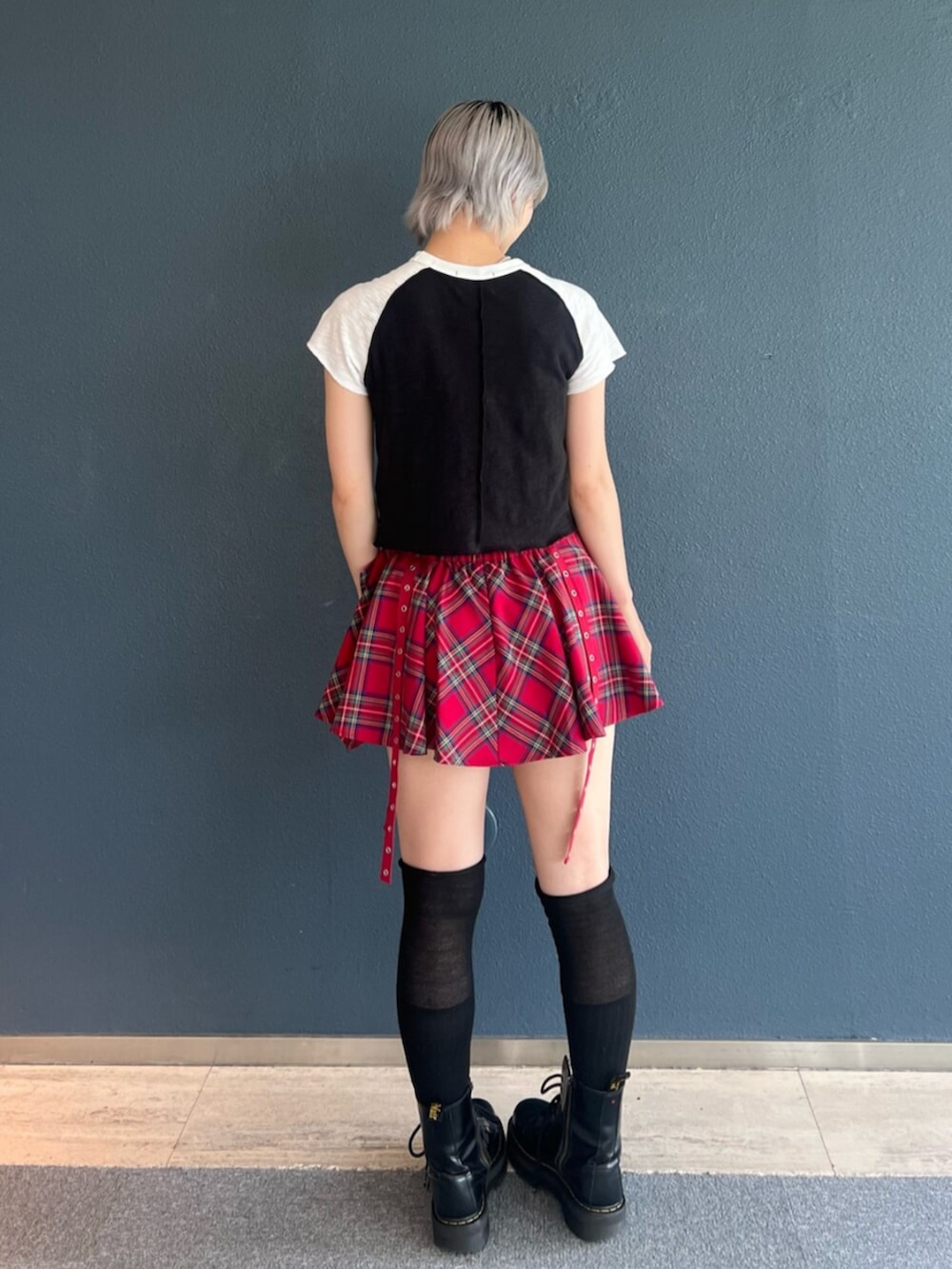ブラック系のTシャツ/カットソー、レッド系のスカート、シルバー系のネックレスを着用したレディースの夏コーディネートの4枚目の写真