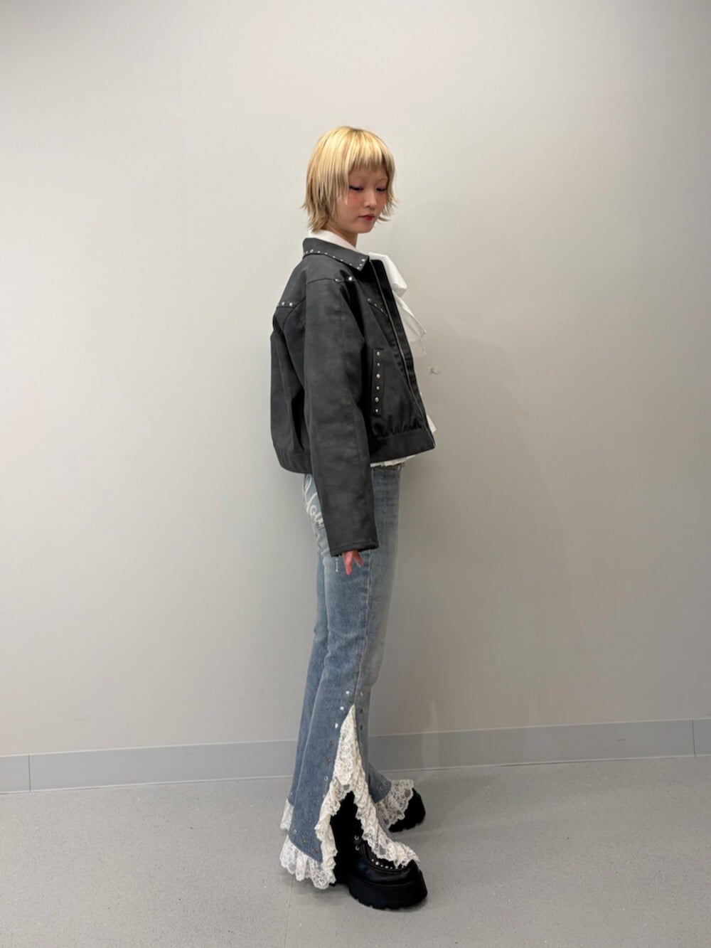 ブラック系のブルゾン、ブラック系のローファー、ブルー系のデニムパンツを着用したレディースの冬コーディネートの2枚目の写真