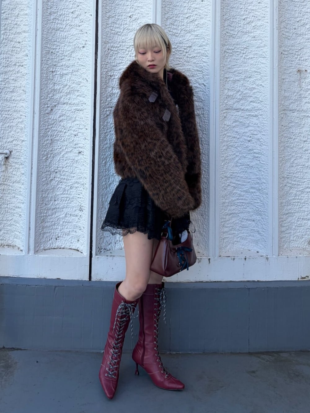 ブラウン系のブルゾン、ブラック系のニット/セーター、ブラック系のその他パンツを着用したレディースの冬コーディネートの2枚目の写真