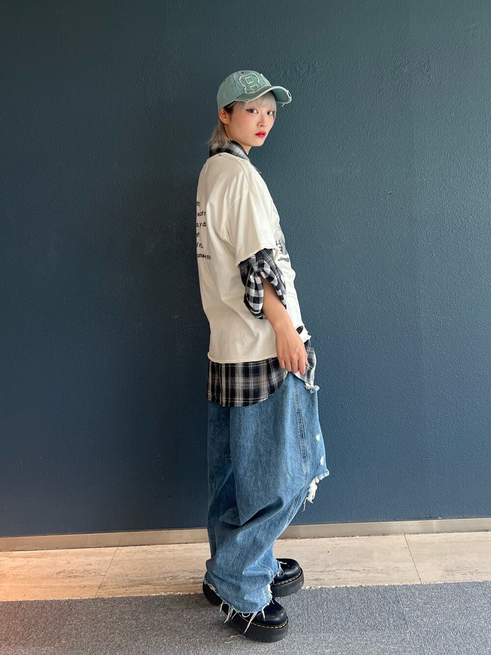 ブラック系のシャツ/ブラウス、ブルー系のデニムパンツ、ホワイト系のTシャツ/カットソーを着用したレディースの夏コーディネートの3枚目の写真