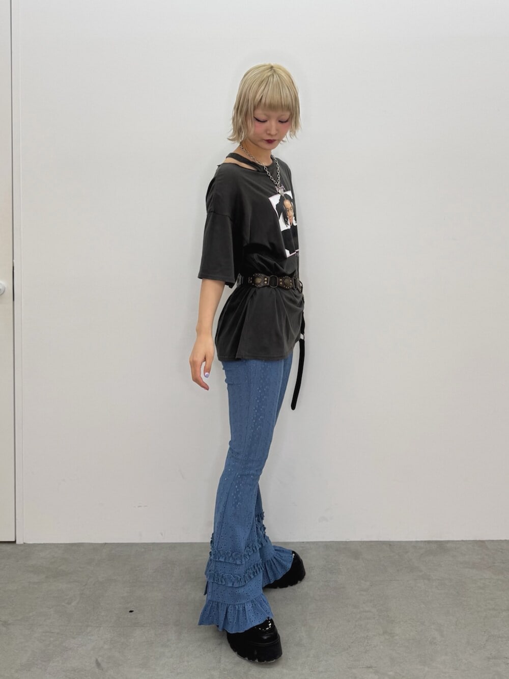 ブラック系のローファー、ブラック系のTシャツ/カットソー、ブルー系のその他パンツを着用したレディースの春コーディネートの2枚目の写真