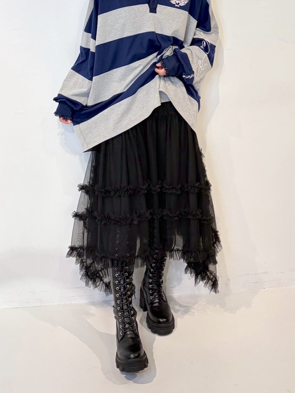グレー系のTシャツ/カットソー、ブラック系のスカート、ブラック系のブーツを着用したレディースの夏コーディネートの4枚目の写真