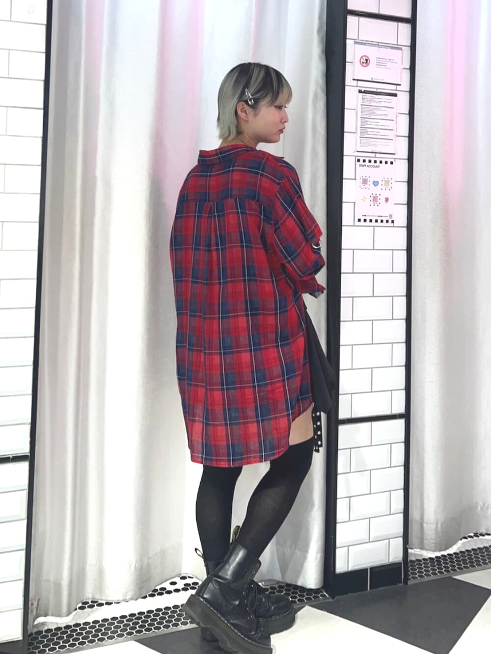 ブラック系のスカート、レッド系のシャツ/ブラウス、ブラック系のTシャツ/カットソーを着用したレディースの春コーディネートの3枚目の写真