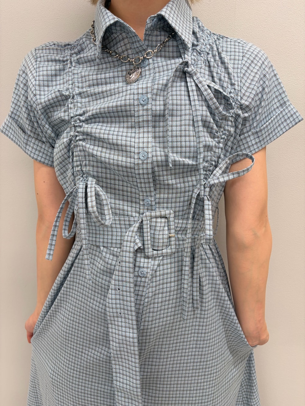 ブルー系のワンピース、ブラック系のブーツを着用したレディースの春コーディネートの4枚目の写真