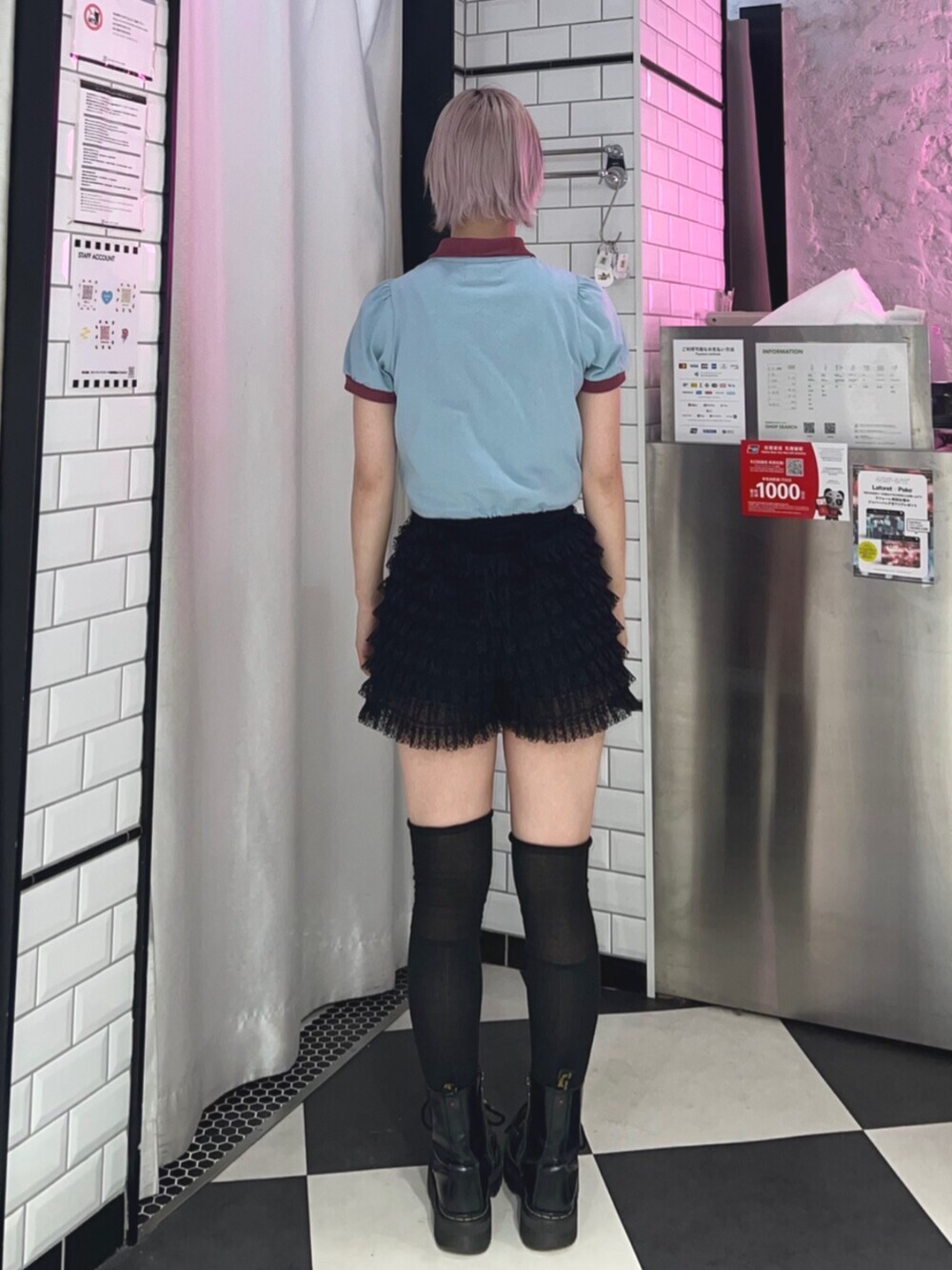 ブラック系のその他パンツ、ブルー系のポロシャツを着用したレディースの春コーディネートの4枚目の写真