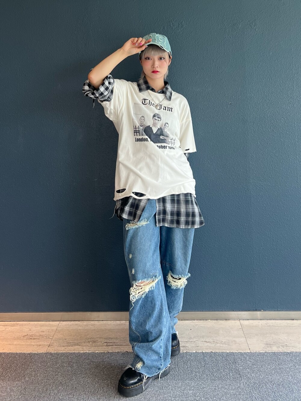 ブラック系のシャツ/ブラウス、ブルー系のデニムパンツ、ホワイト系のTシャツ/カットソーを着用したレディースの夏コーディネートの2枚目の写真