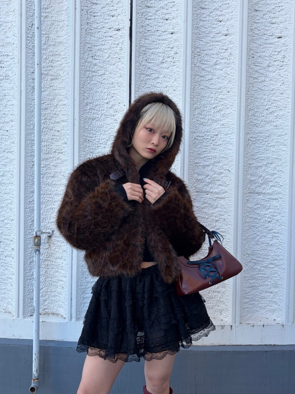 ブラウン系のブルゾン、ブラック系のニット/セーター、ブラック系のその他パンツを着用したレディースの冬コーディネートの5枚目の写真