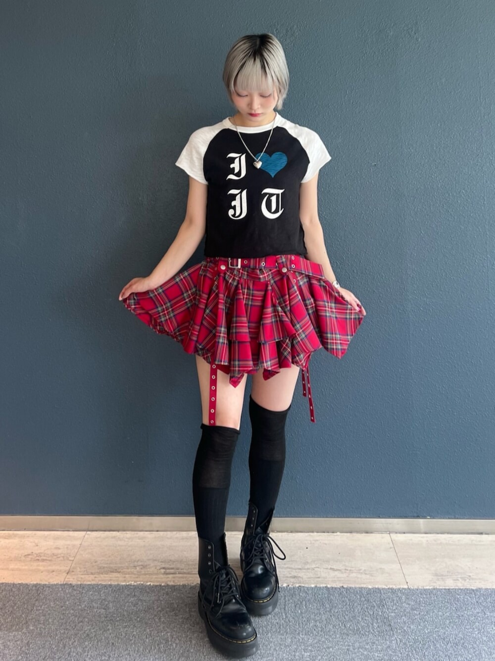 ブラック系のTシャツ/カットソー、レッド系のスカート、シルバー系のネックレスを着用したレディースの夏コーディネートの2枚目の写真