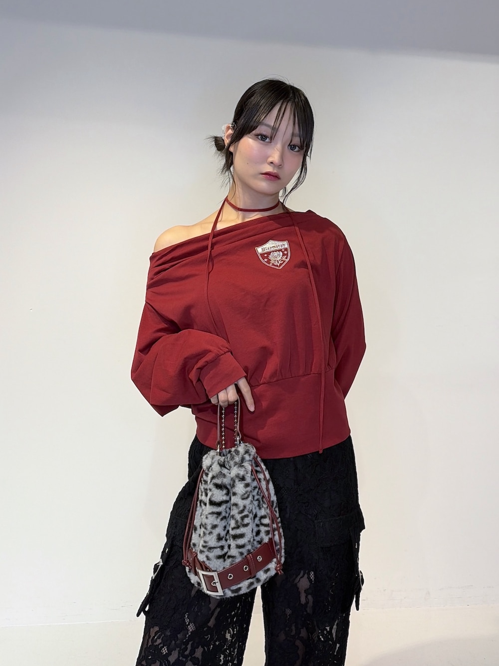 レッド系のTシャツ/カットソー、ブラック系のその他パンツ、グレー系のハンドバッグを着用したレディースの夏コーディネートの6枚目の写真