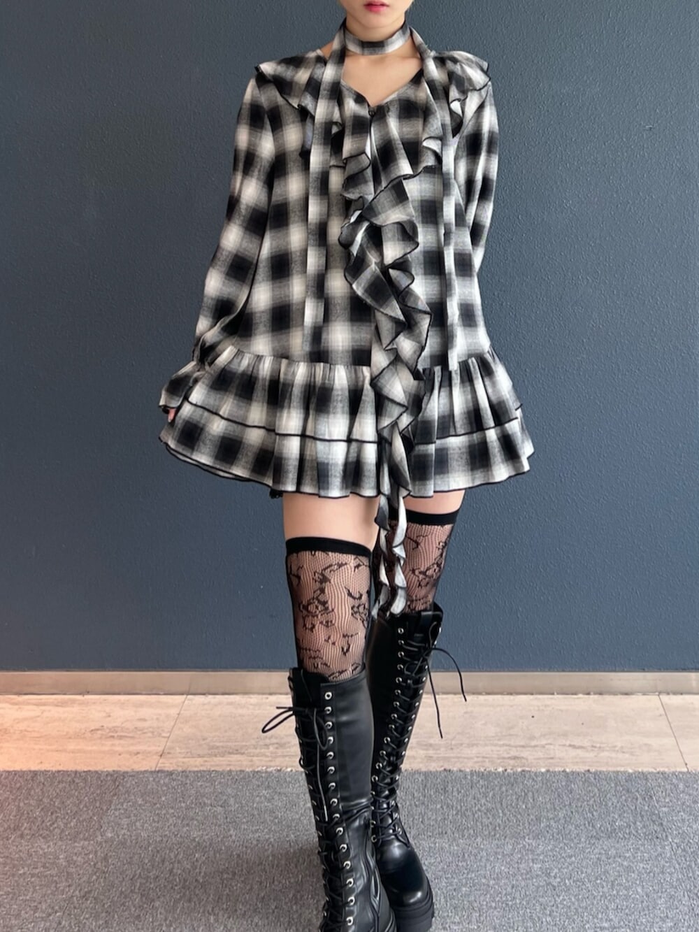 ブラック系のブーツ、ブラック系のワンピースを着用したレディースの秋コーディネートの4枚目の写真