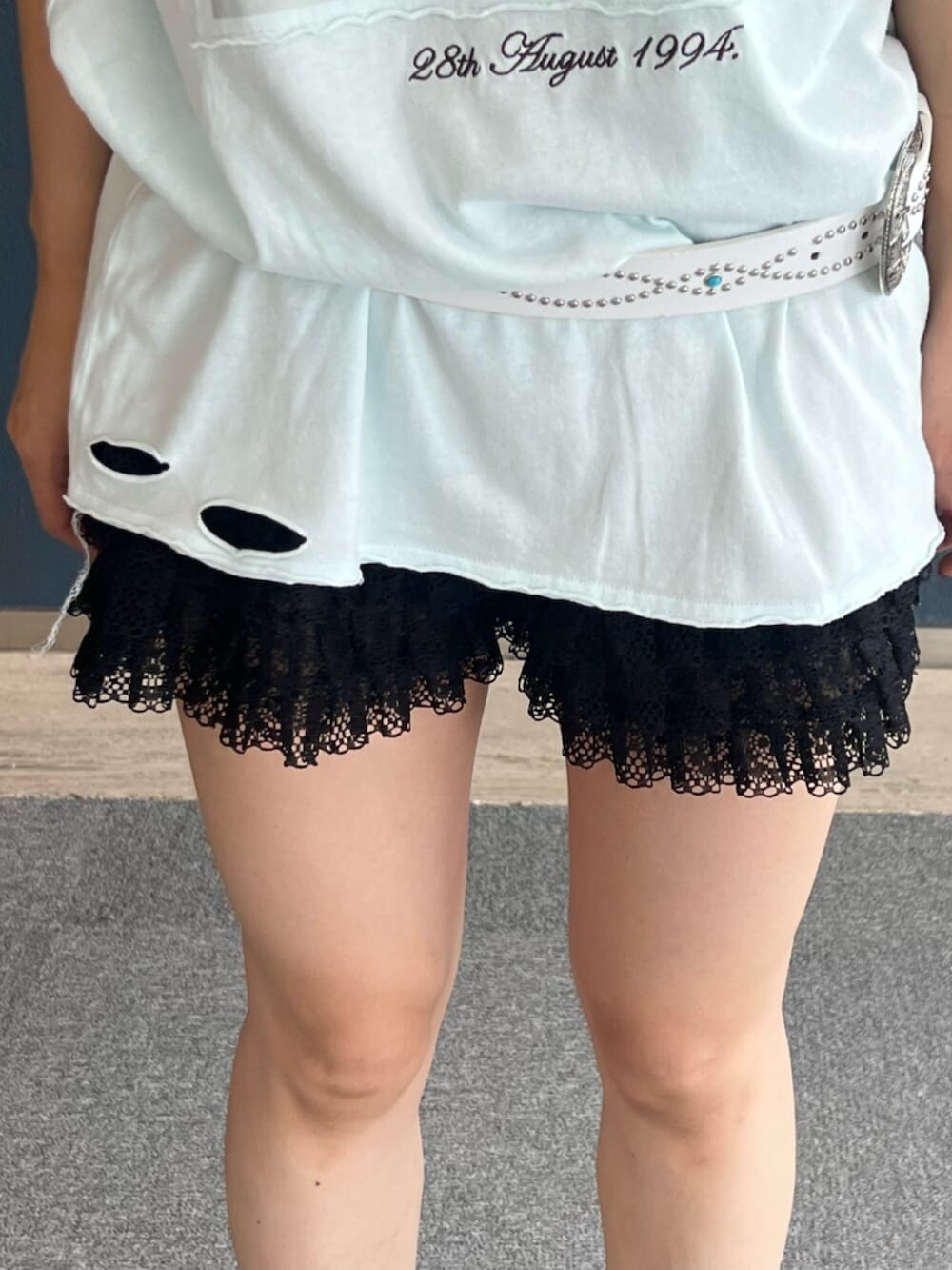 ブラック系のその他パンツ、ブルー系のTシャツ/カットソー、ブラック系のベルトを着用したレディースの夏コーディネートの5枚目の写真