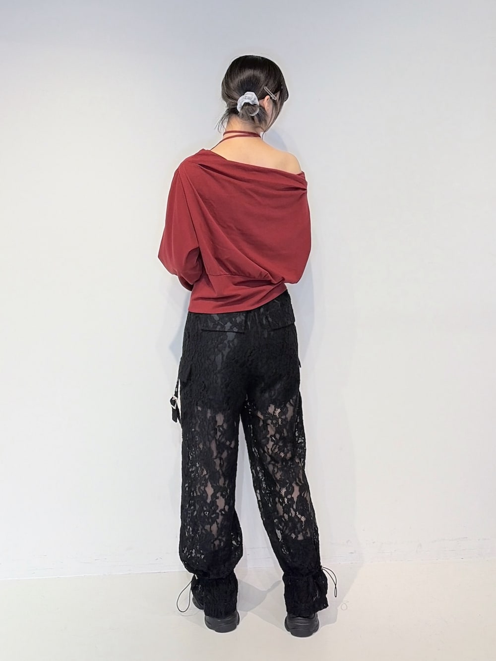 レッド系のTシャツ/カットソー、ブラック系のその他パンツ、グレー系のハンドバッグを着用したレディースの夏コーディネートの3枚目の写真