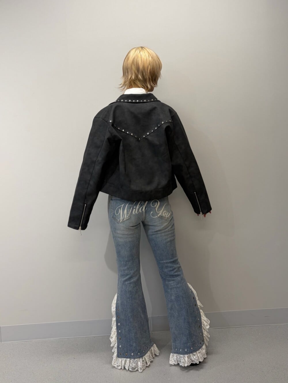 ブラック系のブルゾン、ブラック系のローファー、ブルー系のデニムパンツを着用したレディースの冬コーディネートの3枚目の写真