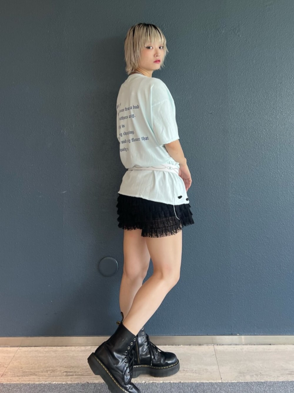 ブラック系のその他パンツ、ブルー系のTシャツ/カットソー、ブラック系のベルトを着用したレディースの夏コーディネートの2枚目の写真