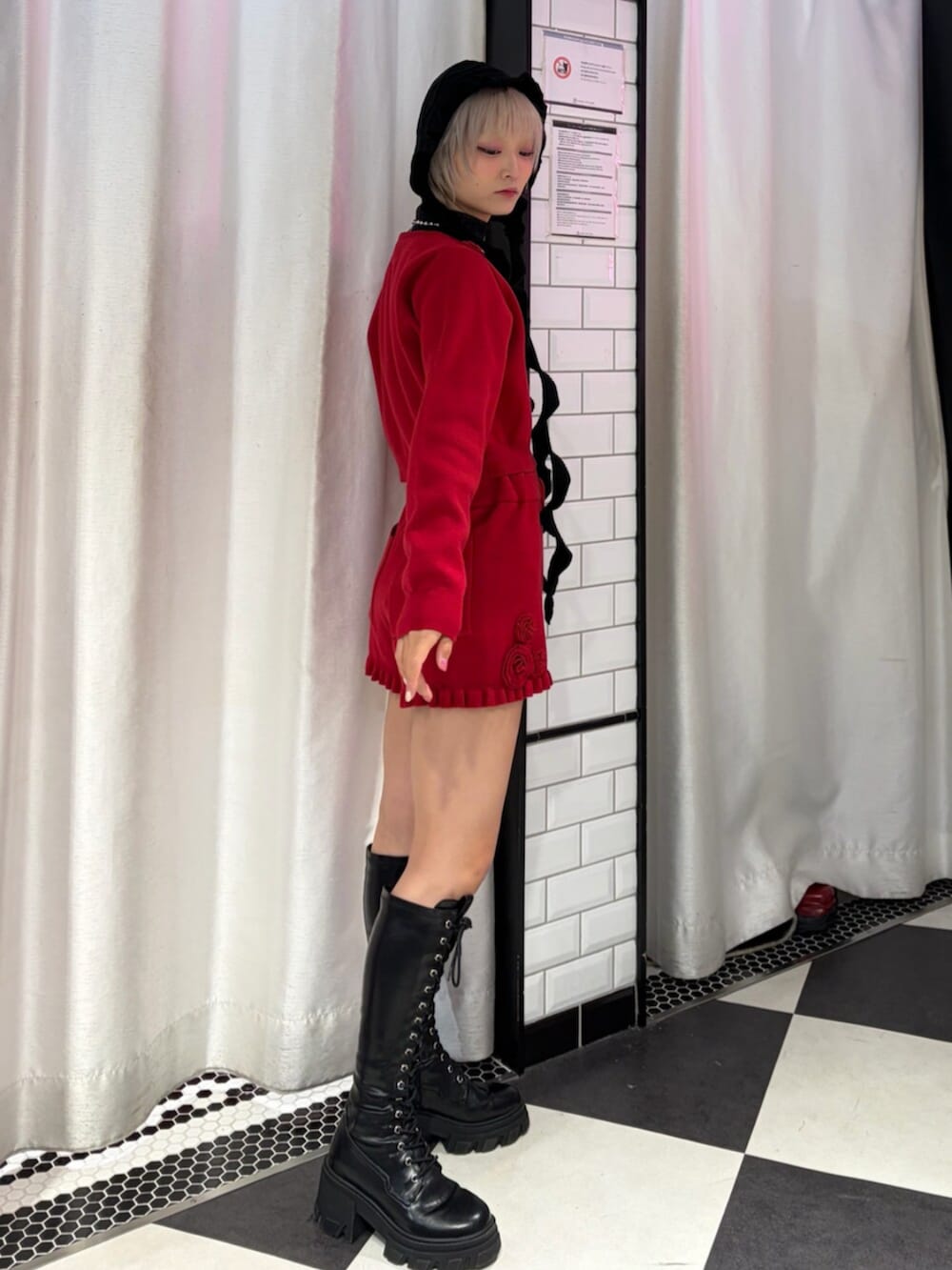 ブラック系のブーツ、レッド系のニット/セーター、レッド系のその他パンツを着用したレディースの冬コーディネートの2枚目の写真