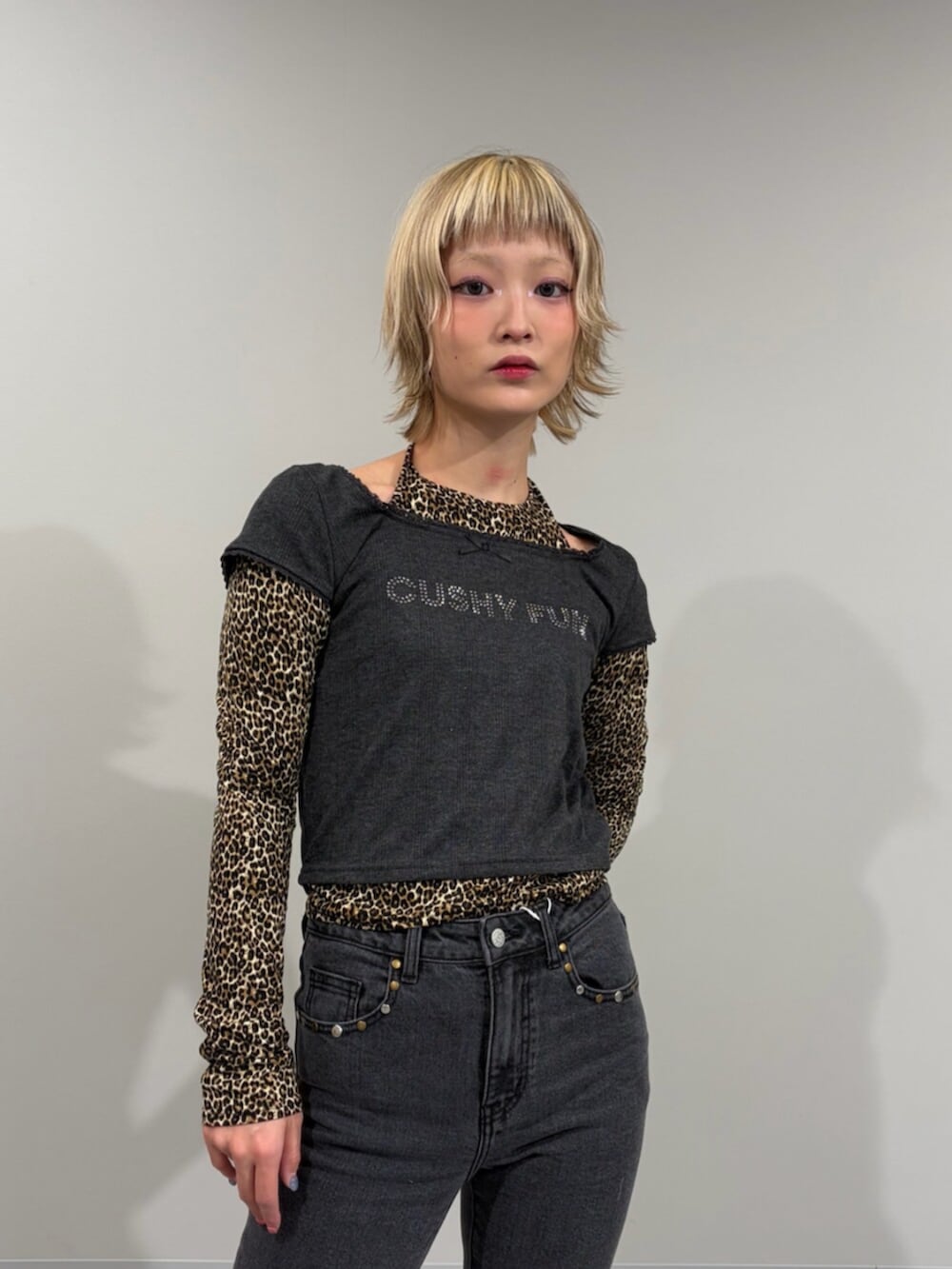 ブラック系のローファー、ブラック系のデニムパンツ、ブラック系のTシャツ/カットソーを着用したレディースの冬コーディネートの5枚目の写真