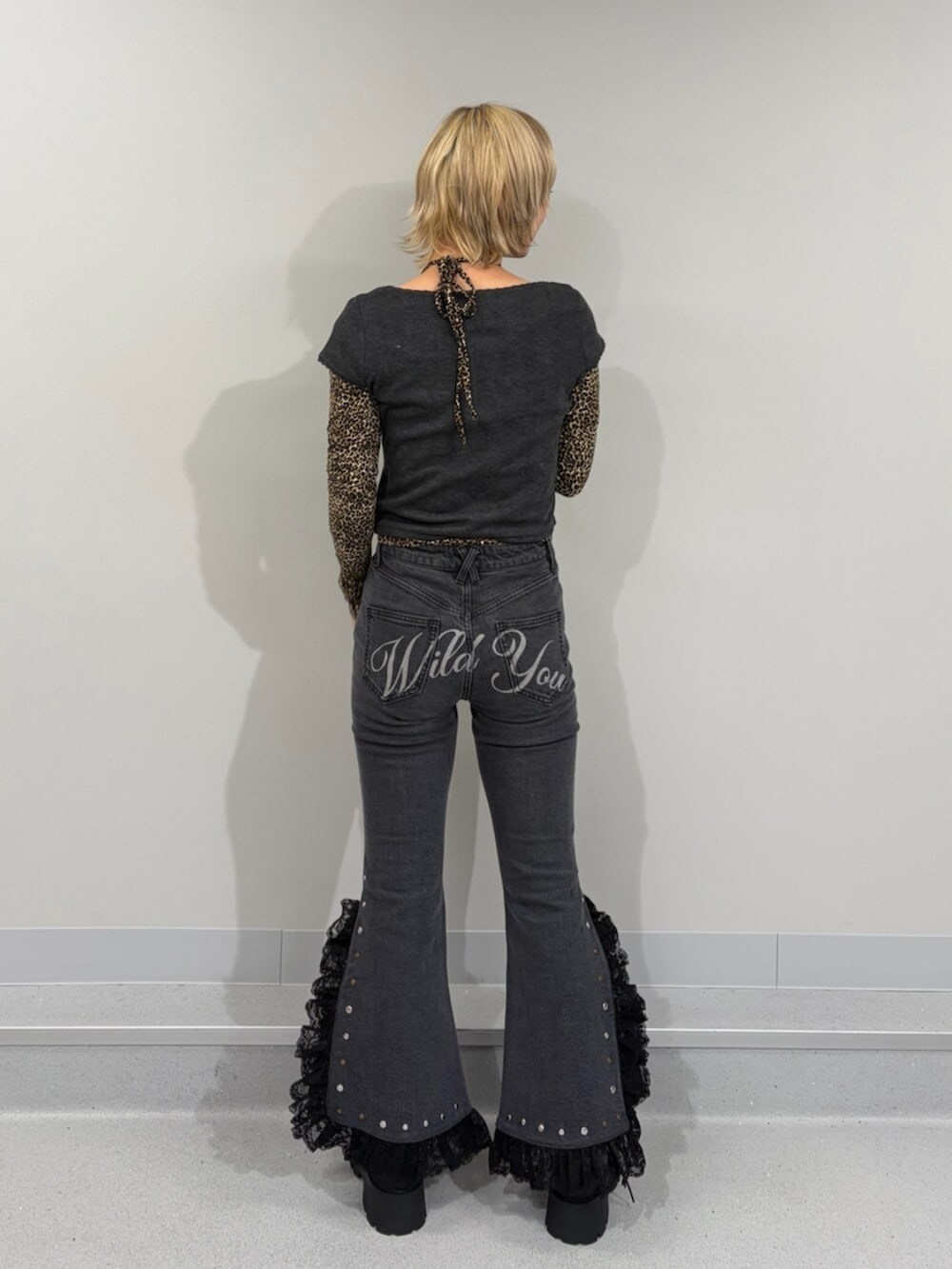 ブラック系のローファー、ブラック系のデニムパンツ、ブラック系のTシャツ/カットソーを着用したレディースの冬コーディネートの3枚目の写真